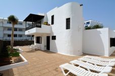 Villa en Puerto del Carmen con parking, villa a pie de playa con 3 dormitorios y capacidad para 6 personas